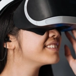 Человек в VR-очках исследует виртуальный мир