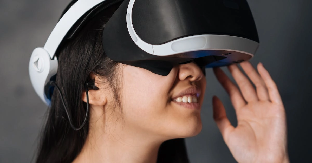 Человек в VR-очках исследует виртуальный мир