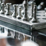 Шахматная доска с расставленными фигурами для изучения стратегии
