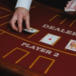 Блэкджек в казино - карты и фишки на игровом столе