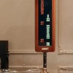 Колесо рулетки в казино с числами и шариком для объяснения игры новичкам