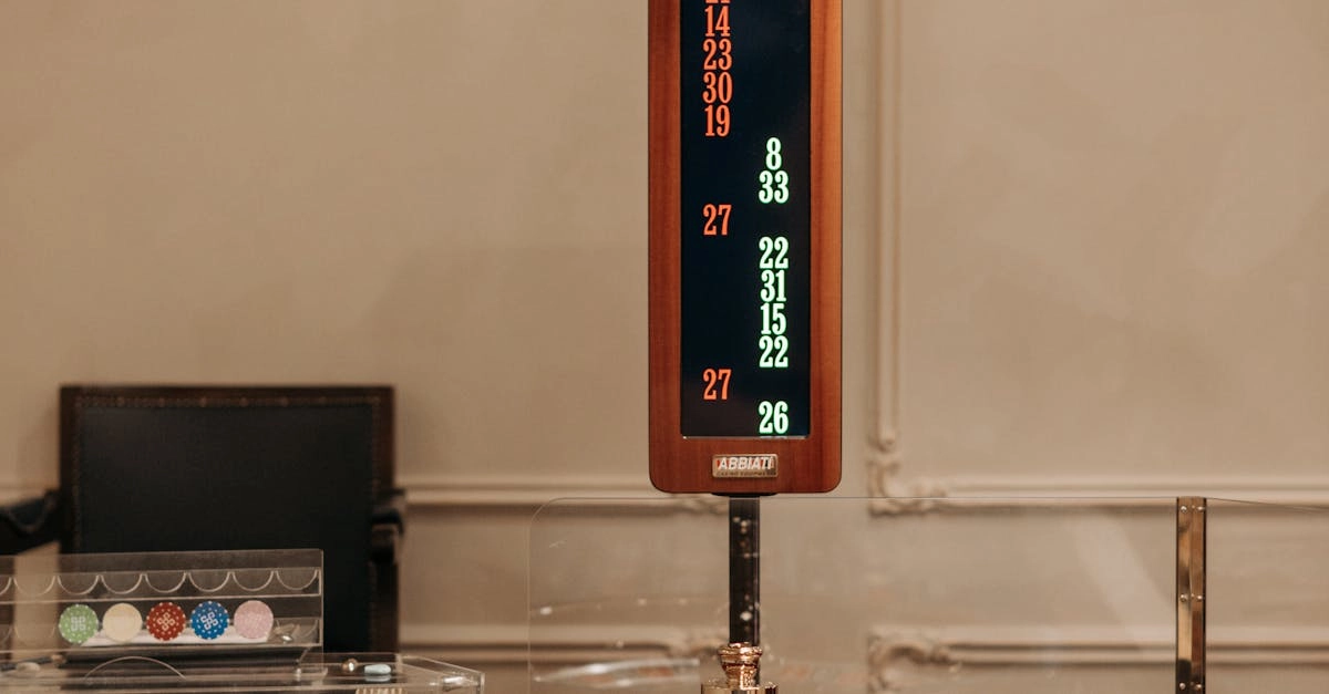 Колесо рулетки в казино с числами и шариком для объяснения игры новичкам